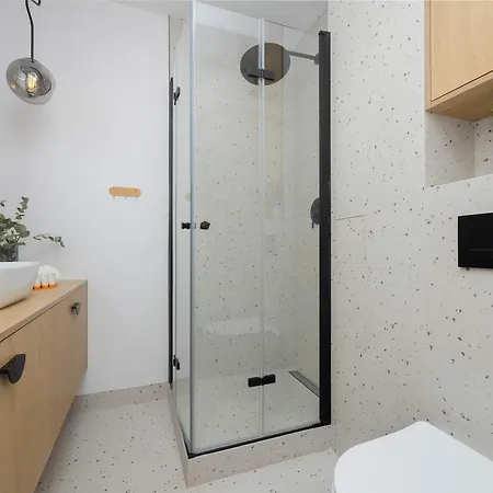 Bright Close To Pge With Parking By Renters Warsaw