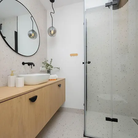 Bright Close To Pge With Parking By Renters