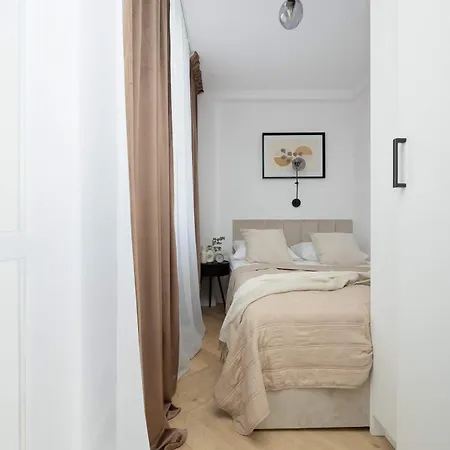Bright Close To Pge With Parking By Renters Apartment *