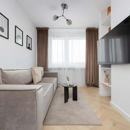 Bright Close To Pge With Parking By Renters Apartment *
