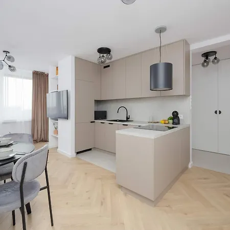 Bright Close To Pge With Parking By Renters Warsaw