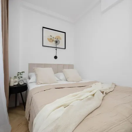 Bright Close To Pge With Parking By Renters Apartment Warsaw