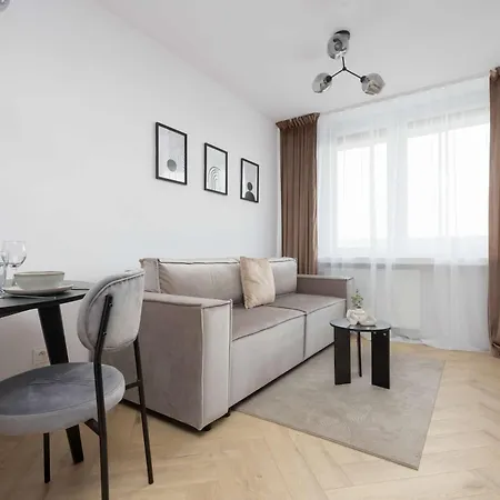 Bright Close To Pge With Parking By Renters