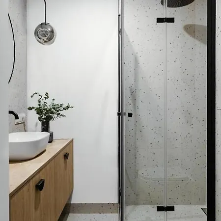 Bright Close To Pge With Parking By Renters * ワルシャワ