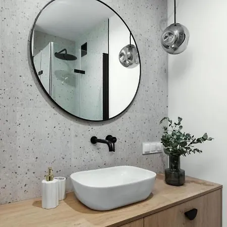 Bright Close To Pge With Parking By Renters Apartman Varsó